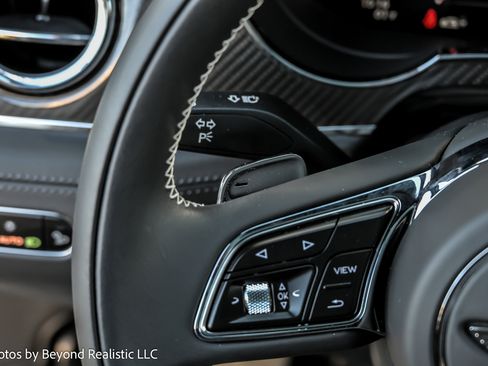 Used 2024 Bentley Bentayga image 41