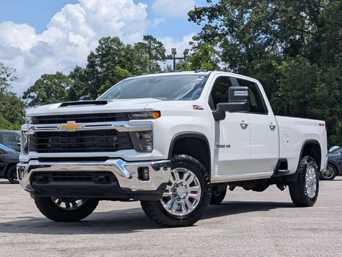 Used 2024 Chevrolet Silverado 2500 LT AWD/4WD image 4