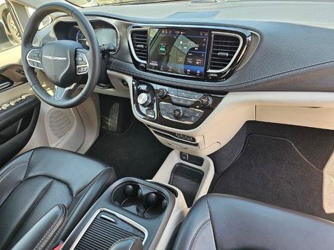 Used 2023 Chrysler Pacifica Touring-L FWD image 7