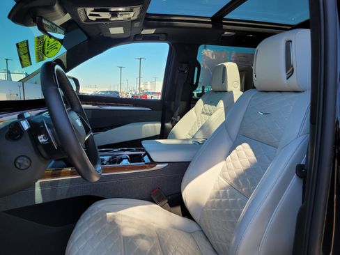 Certified 2025 Cadillac Escalade Sport Platinum AWD/4WD image 11