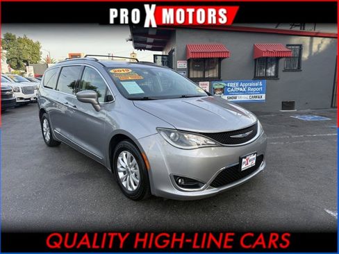 Used 2019 Chrysler Pacifica Touring-L image 1
