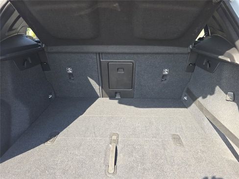 Used 2020 Volvo XC40 T5 Momentum image 23