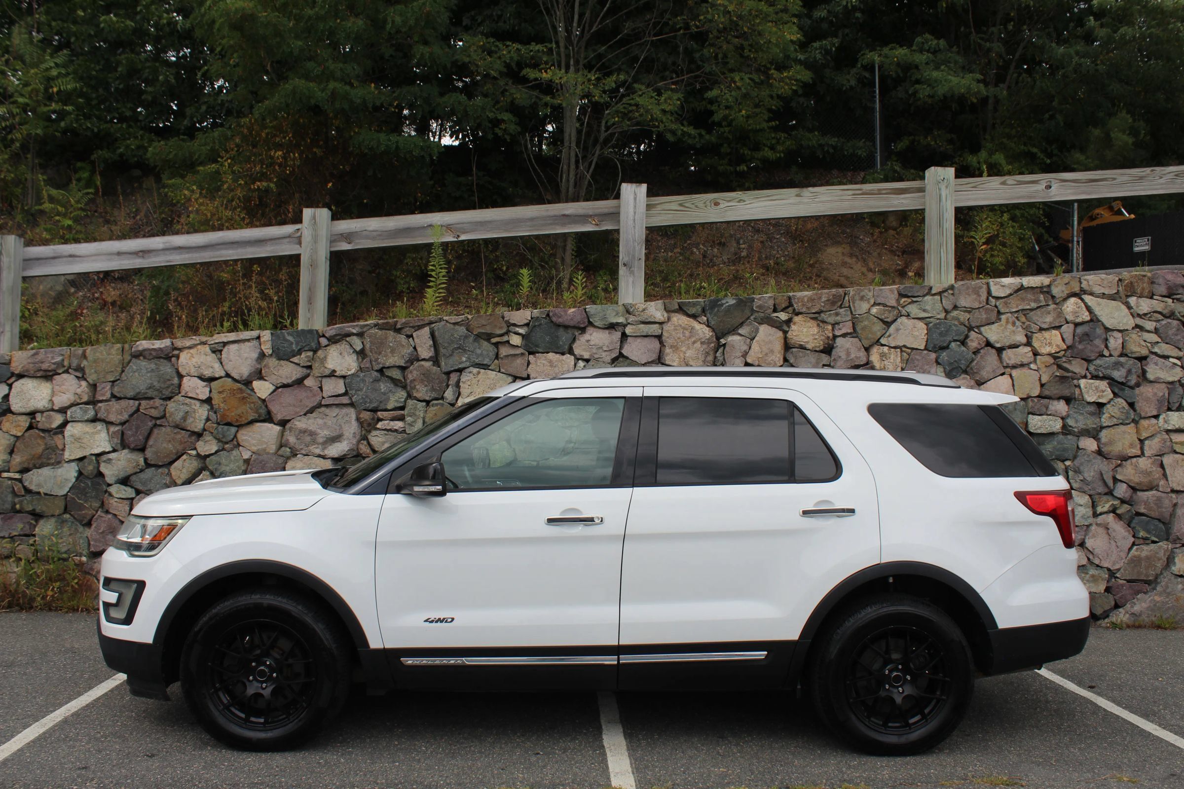 Used 2017 Ford Explorer XLT w/ Equipment Group 202A AWD/4WD image 6