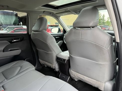 Used 2021 Toyota Highlander XLE AWD/4WD image 18