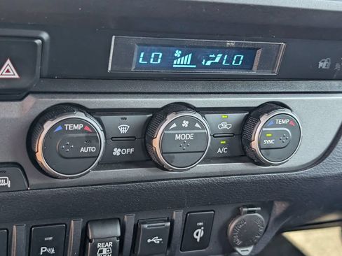 Used 2021 Toyota Tacoma TRD Off-Road w/ Technology Package AWD/4WD image 17