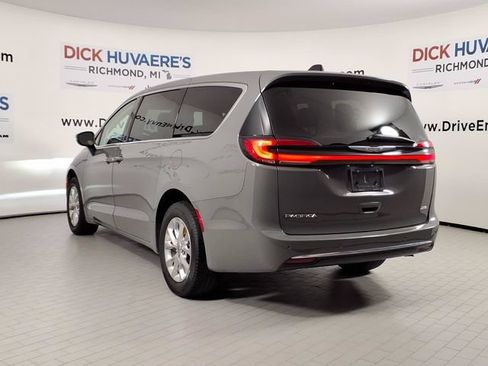 Used 2023 Chrysler Pacifica Touring-L AWD/4WD image 6