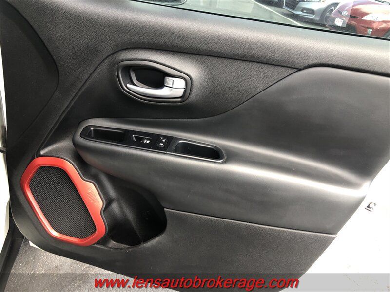 Used 2019 Jeep Renegade Trailhawk AWD/4WD image 22