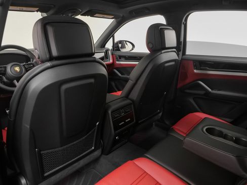 Used 2025 Porsche Cayenne S image 43