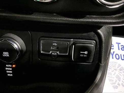Used 2016 Jeep Renegade Latitude AWD/4WD image 30