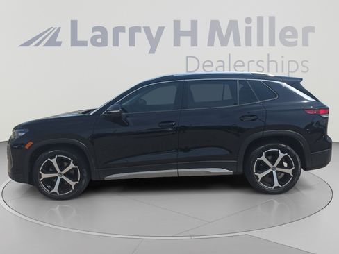 Certified 2025 Volkswagen Tiguan SE w/ Panoramic Sunroof Package FWD image 2