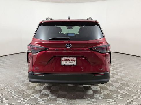 Used 2025 Toyota Sienna XLE FWD image 4