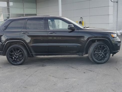 Used 2019 Jeep Grand Cherokee Altitude image 2