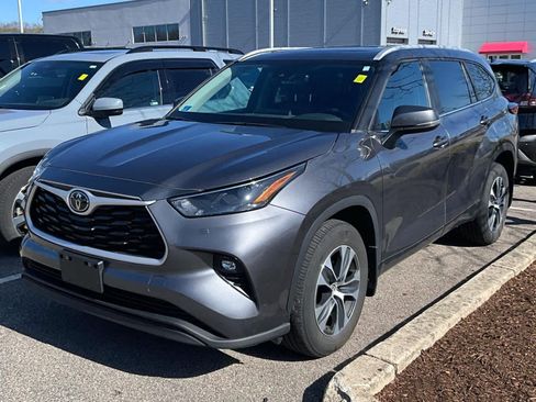 Used 2023 Toyota Highlander XLE image 3