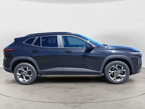 Used 2025 Chevrolet Trax LT w/ LT Convenience Package image 2