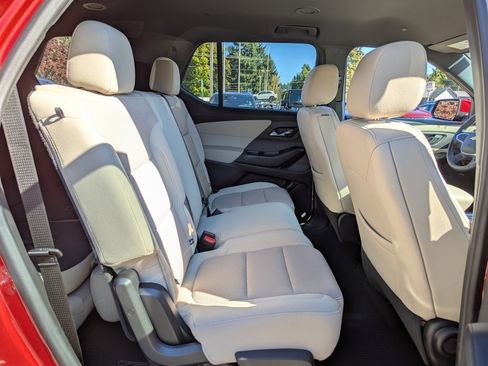 Used 2022 Chevrolet Traverse LT image 37