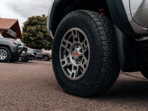Used 2020 Toyota Tacoma TRD Off-Road w/ TRD Premium Off Road Package AWD/4WD image 18