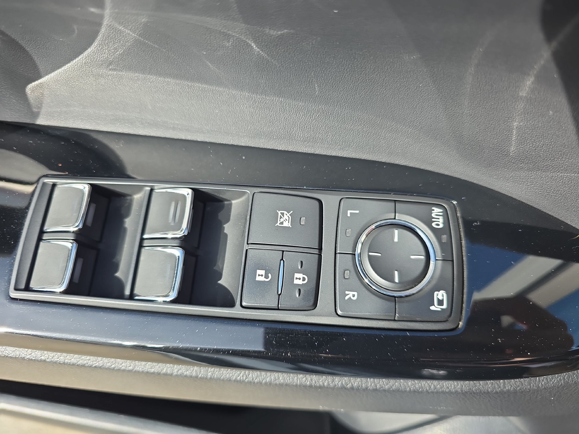 Used 2019 Lexus LX 570 4WD w/ Luxury Package image 27