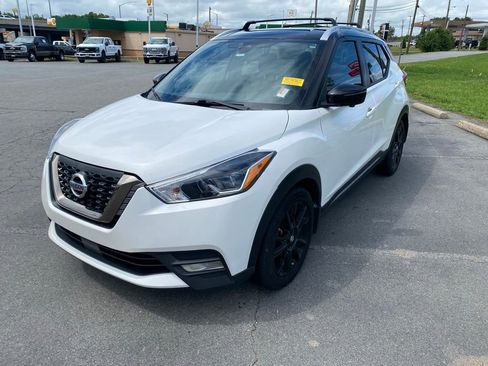 Used 2020 Nissan Kicks SR w/ SR Premium Package FWD image 3