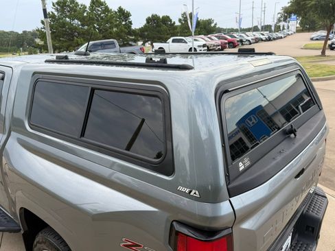 Used 2023 Chevrolet Colorado Z71 w/ Z71 Convenience Package 2 AWD/4WD image 11