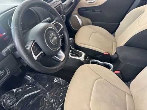 Used 2015 Jeep Renegade Latitude FWD image 18