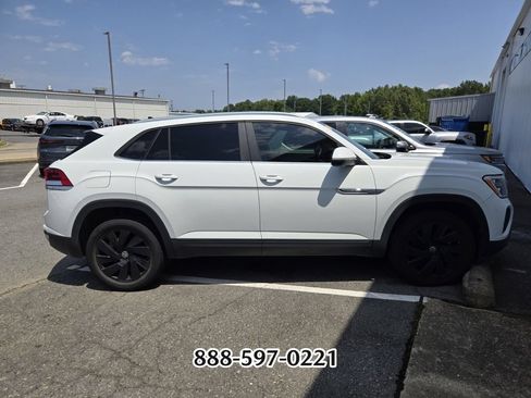 Used 2024 Volkswagen Atlas Cross Sport SE w/ Panoramic Sunroof Package FWD image 5