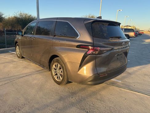 Used 2024 Toyota Sienna LE image 5