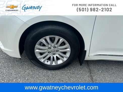 Used 2015 Toyota Sienna XLE Premium FWD image 9