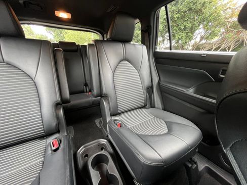 Used 2025 Toyota Highlander XSE AWD/4WD image 35