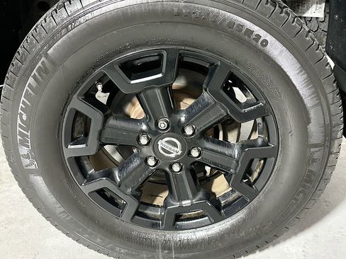 Used 2018 Nissan Titan SV w/ SV Convenience Package image 30