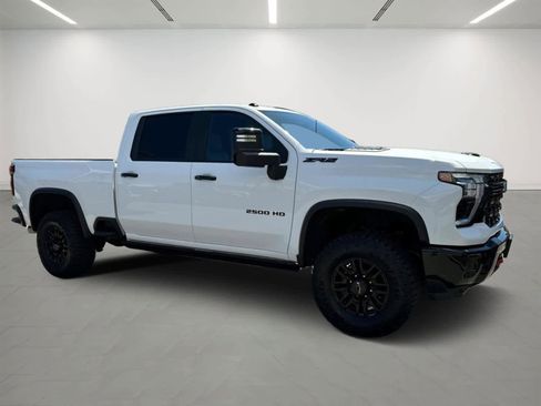 Used 2025 Chevrolet Silverado 2500 ZR2 w/ Technology Package AWD/4WD image 6