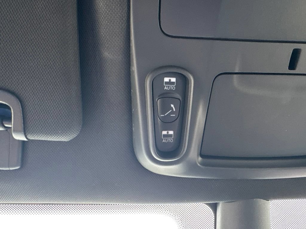 Used 2025 Chrysler Pacifica Limited FWD image 24