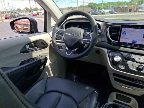 Used 2024 Chrysler Pacifica Touring-L FWD image 21