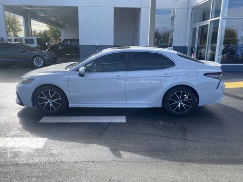 Used 2024 Toyota Camry SE image 5