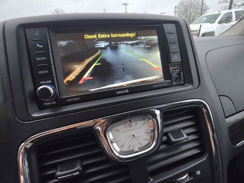 Used 2016 Chrysler Town & Country Touring image 10