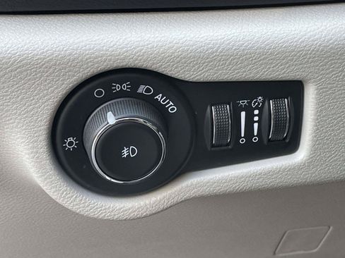 Used 2024 Chrysler Pacifica Touring-L FWD image 18