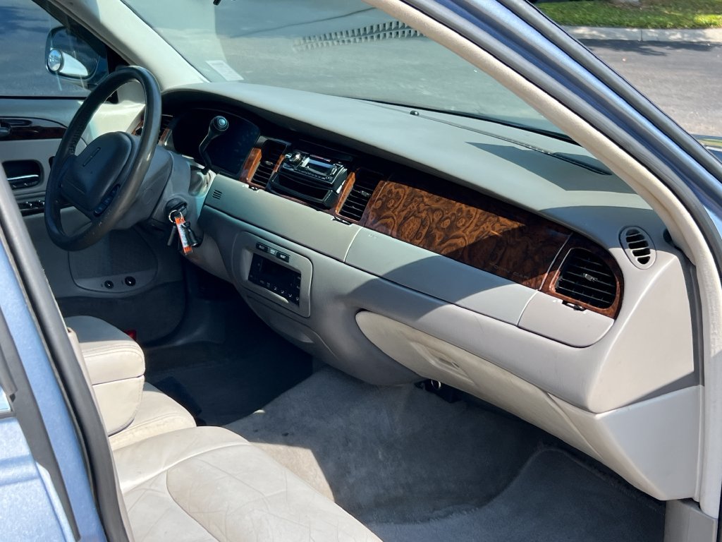 Used 1999 Lincoln Town Car Executive RWD image 22