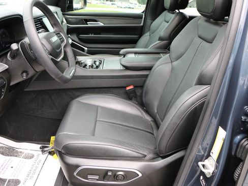 Used 2023 Jeep Wagoneer Series II w/ Premium Group I AWD/4WD image 29
