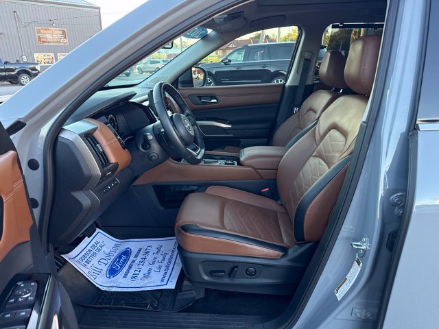 Used 2025 Nissan Pathfinder Platinum w/ Cargo Package AWD/4WD image 12