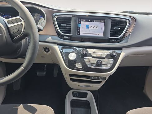 Used 2023 Chrysler Voyager LX FWD image 10