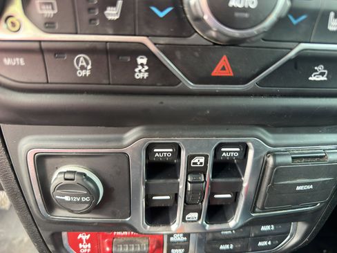 Used 2021 Jeep Gladiator Rubicon AWD/4WD image 12