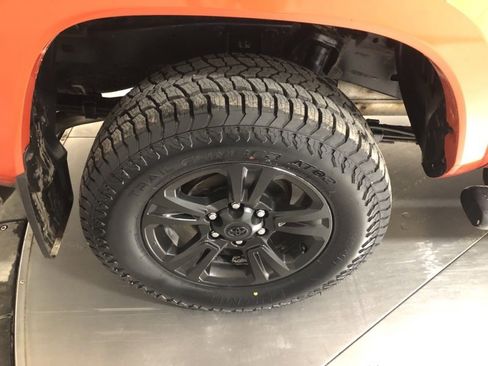 Used 2017 Toyota Tacoma TRD Sport w/ Tow Package (A/T) image 9