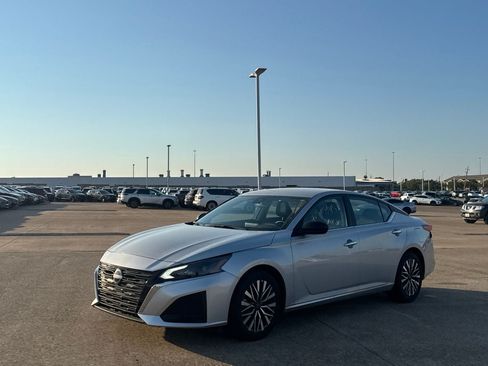 Certified 2025 Nissan Altima 2.5 SV FWD image 10