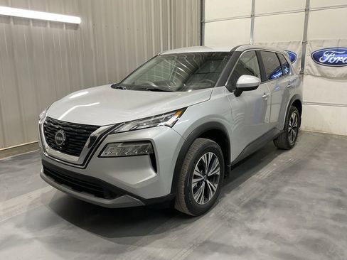 Used 2023 Nissan Rogue SV image 3