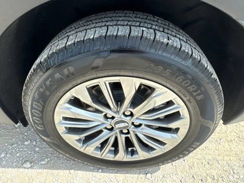 Used 2025 Cadillac XT4 Premium Luxury FWD image 12