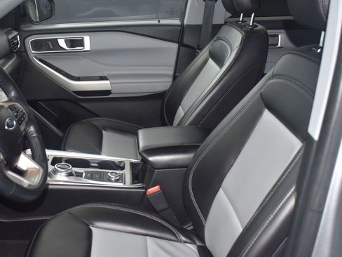 Used 2022 Ford Explorer XLT w/ Equipment Group 202A image 7