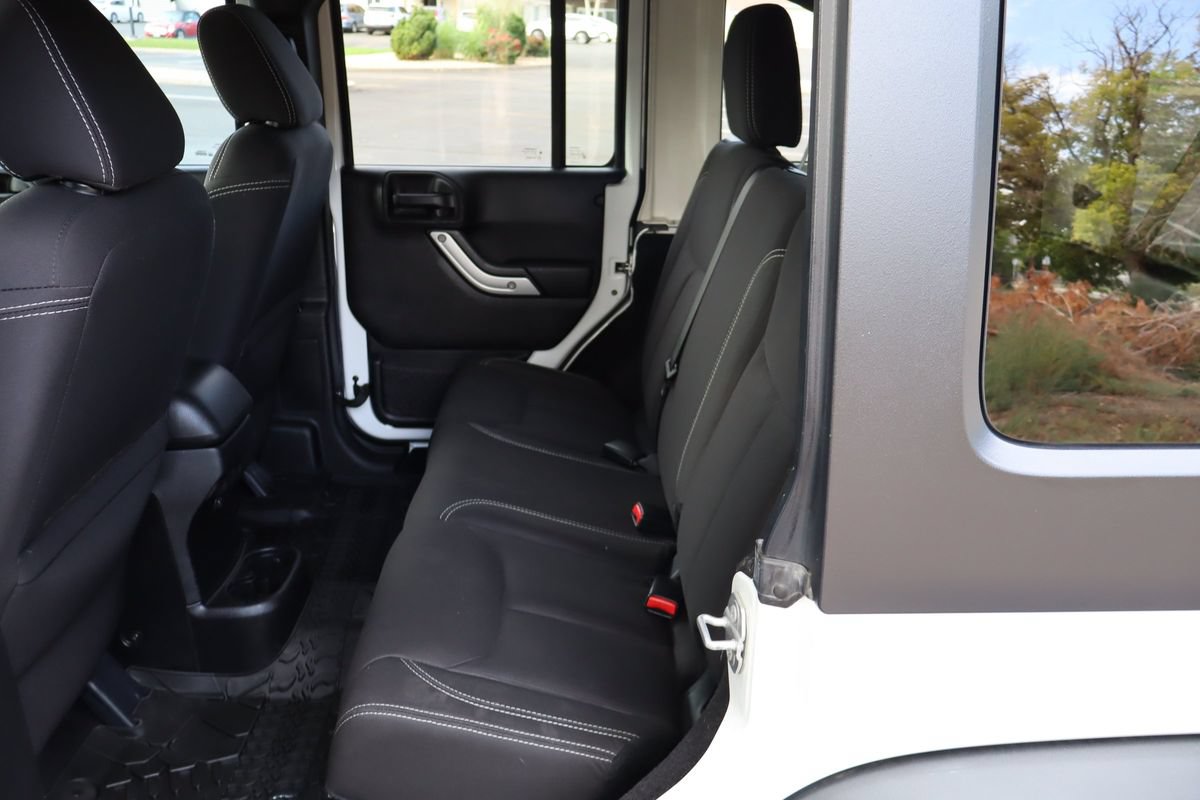 Used 2015 Jeep Wrangler Unlimited Rubicon w/ Connectivity Group AWD/4WD image 21