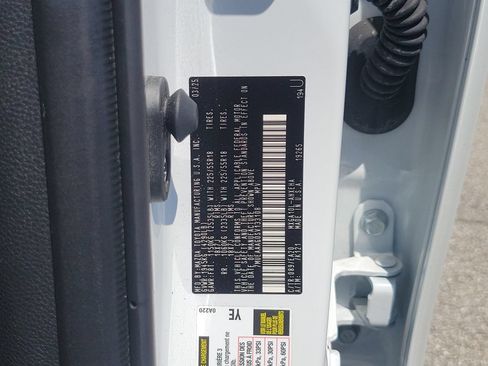 Used 2025 Toyota Corolla Cross XLE FWD image 32
