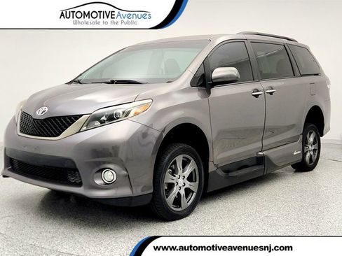 Used 2017 Toyota Sienna SE Premium image 1