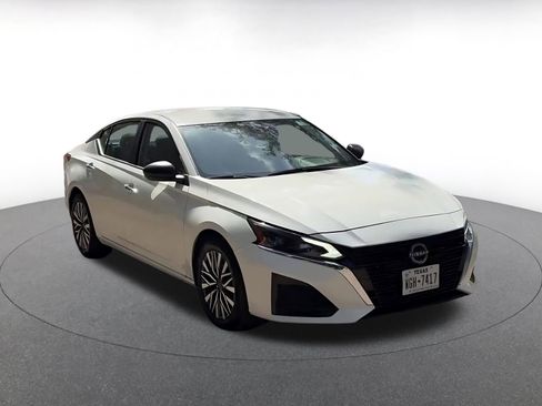 Used 2025 Nissan Altima 2.5 SV image 3