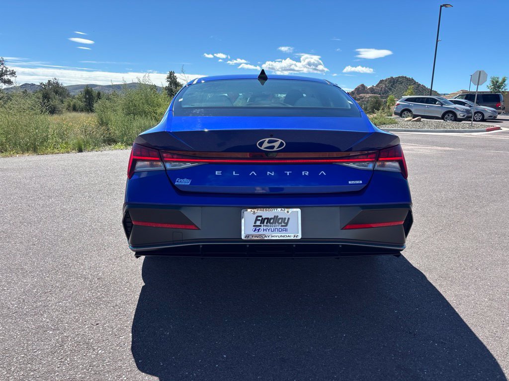 Certified 2025 Hyundai Elantra Limited FWD image 4